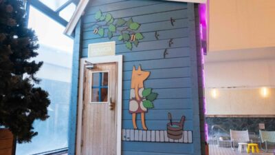 フィンランド人アーティストのサウナアート「ケットゥ・ガッレリア」とおふろcafe utataneのコラボレーションを実施中。サウナ室やホテル、カフェメニュー、グッズが揃いました
